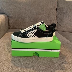 Size 8.5 mens black Cariuma. New in the box never worn.